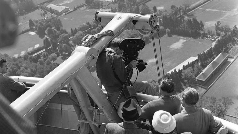 historische Aufnahme Männer die vom Turm mit einer Kamera runterfilmen