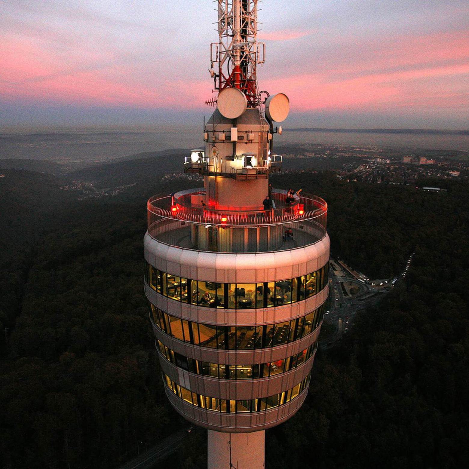 Drohnenbild von schräg oben Fernsehturm im Sonnenuntergang