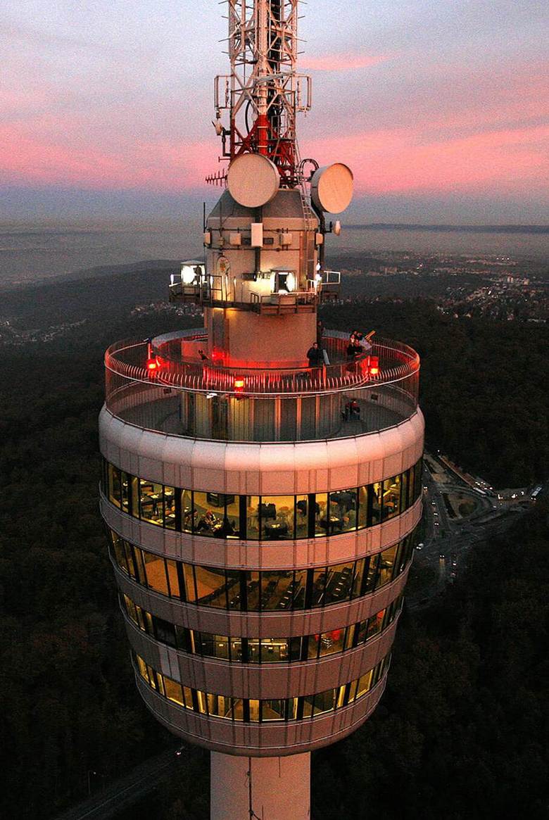 Luftaufnahme vom Korb bei rötlichem Himmel