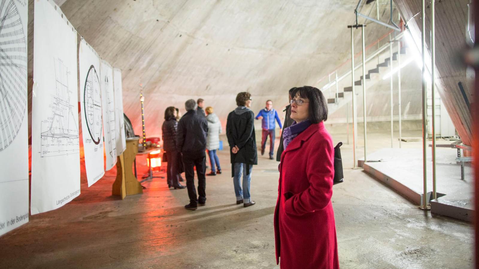 Personen bei einer Ausstellung im Fundament