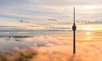 Stuttgarter Fernsehturm in den Wolken bei Sonnenaufgang
