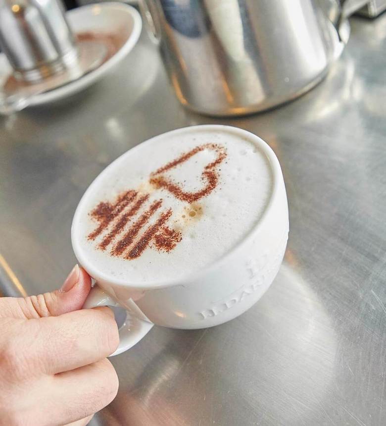 Kaffee mit Schaum mit einem Fernsehturmmuster